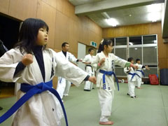 道場で構えをとる女の子の道場生