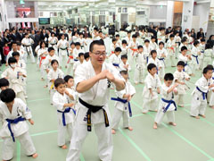 指導員の号令に合わせて基本稽古を行う道場生たち