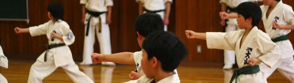 板張りの道場で基本稽古を行う子どもたち